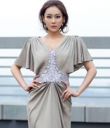 张馨予穿超短裙现身机场，减龄10岁不止，说她20岁我都信！