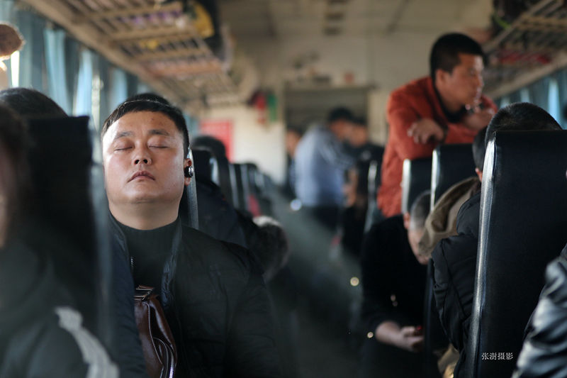 盘一盘绿皮火车上的表情谱，时间在这里仿佛停止多年未变