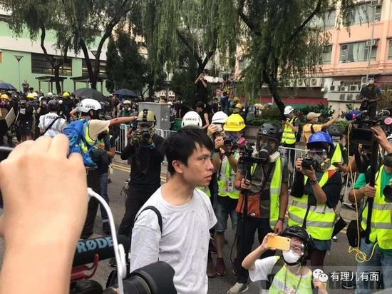  「暴徒」“嘻哈议员”邝俊宇：暴力活动的最佳导演