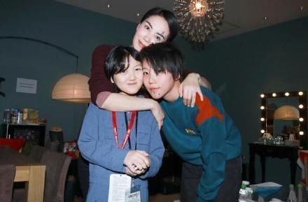 李嫣冬日穿吊带街拍