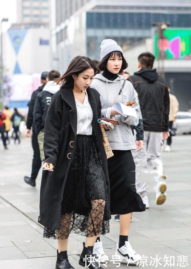  『脚踩一双』街拍：小姐姐身材矮小型的穿着，尽显时尚御姐气息