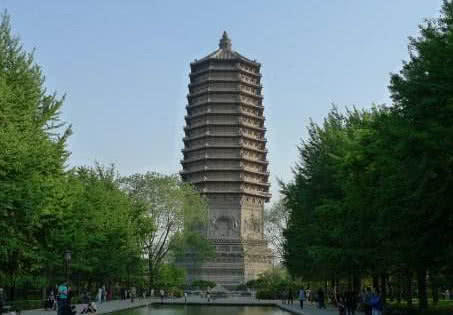 这座塔倾斜角度超13度，堪称中国第一斜塔，地雷炮弹都炸不倒！