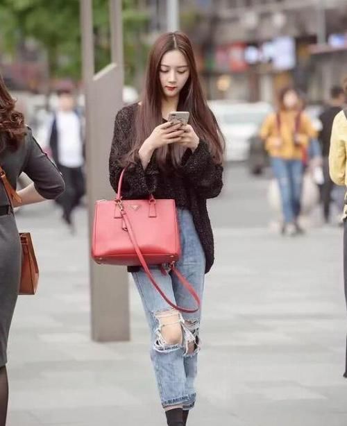  『气质』美女时尚街拍：窈窕淑女的美女，一条玫红色的连衣裙，时尚美丽大方气质