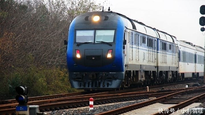 在火车上铺睡觉时,为何要头朝向过道乘务员说出原因,句句真理！