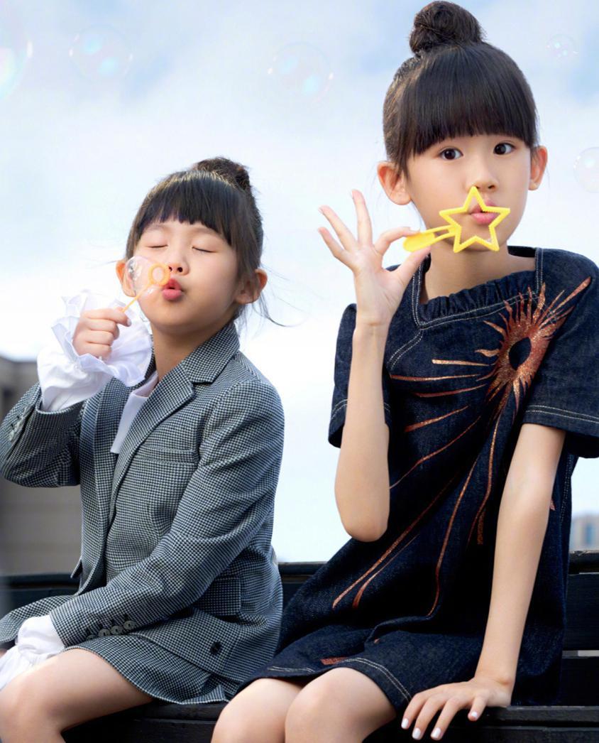 鲍蕾母女大片出炉，贝儿大长腿比短裙还抢镜，网友：陆毅养得好！