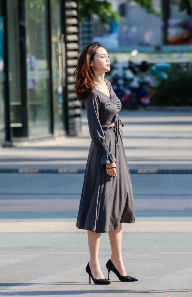 『小姐姐』美女街拍: 优雅时尚的小姐姐,吊带连衣裙的穿搭,更显性感的气质