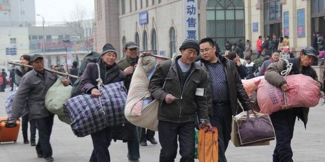  「买房子」十年前，农民赚钱就回村子建房子，现在在城里买房子，农村会消失吗？