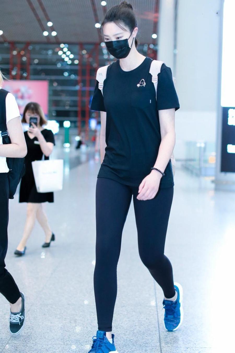 惠若琪的上衣不够长, 也敢下半身只穿打底裤, 网友: 为了显腿长呗