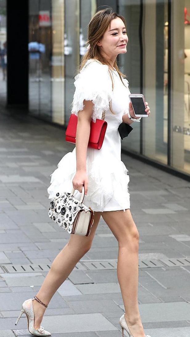 三里屯街拍美女演绎高跟鞋千姿百态