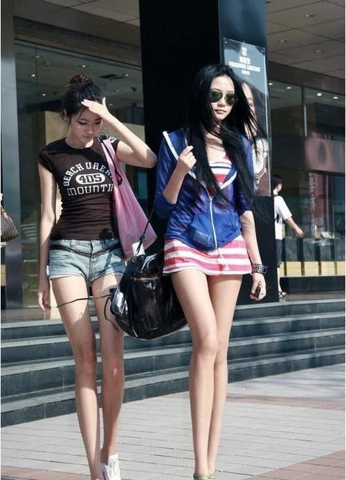 路人街拍：一字肩搭配牛仔短裤，尽显小姐姐一双美腿和美丽香肩