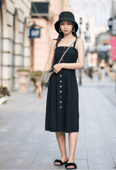 街拍: 如果这是你老婆, 你会愿意让她穿出这样出门吗?