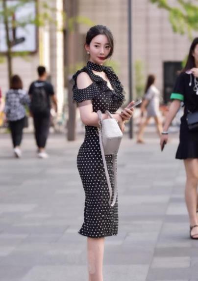  [闺蜜]街拍：时尚闺蜜逛街，时尚靓丽，成为街头的焦点
