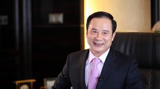 18岁辍学卖猪肉，现在身家超百亿，盖的小区号称地产中的劳斯莱斯