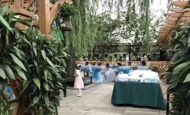 贾乃亮拉黑李小璐微信？助理点赞骂李小璐微博，两人疑彻底决裂？