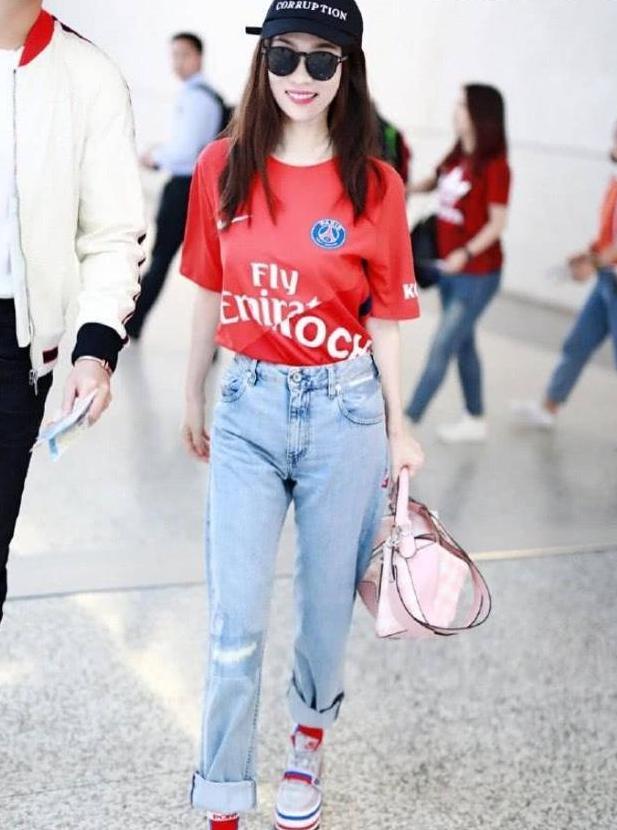 37岁的霍思燕，穿抹胸裙现身活动，身材连冉莹颖都比不过