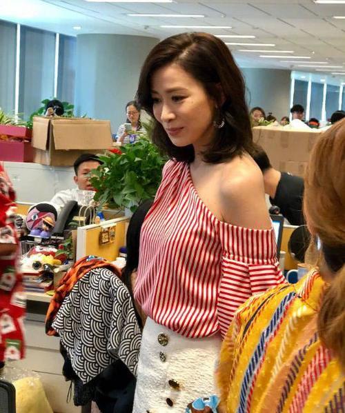 路人拍的佘诗曼，上半身很显胖，看到下半身的时候惊呆了！