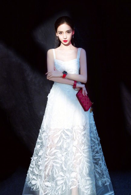 章泽天和baby白色吊带裙，我更喜欢章泽天!