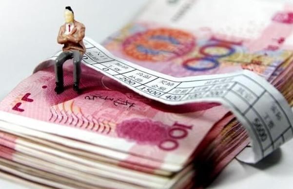  养老金：多数人工资只有3000, 有的退休金就拿8000多，这正常吗