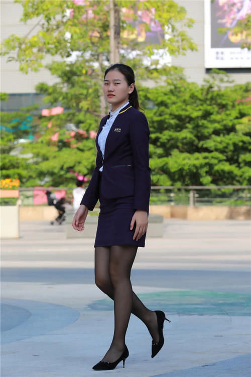  『工作』路人街拍：把工作制服穿出不一样韵味的小姐姐，美得很秀雅！
