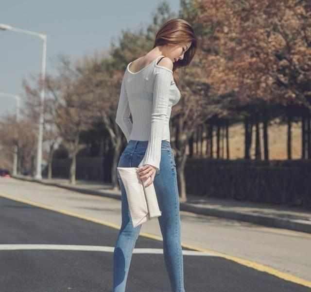 牛仔裤美女，彰显的出迷人姿态，释放出强烈时尚气质