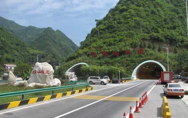  「第一个」中国最长的四个公路隧道，尤其是第一个，世界第二、