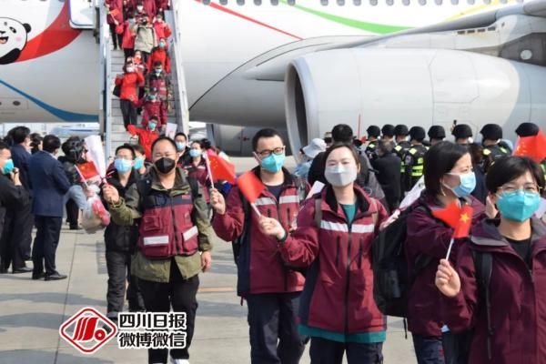  医疗队@英雄接英雄！刘传健领头执飞，313名援湖北医疗队队员回家了！