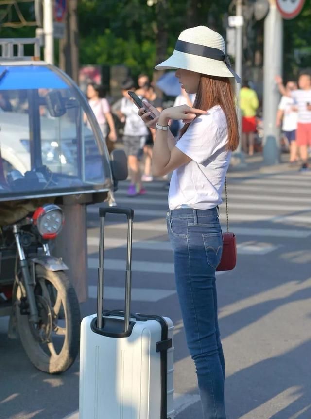 「时髦」牛仔裤想要穿出时髦感?怎么能少得了与鞋子的完美搭配,值得收藏