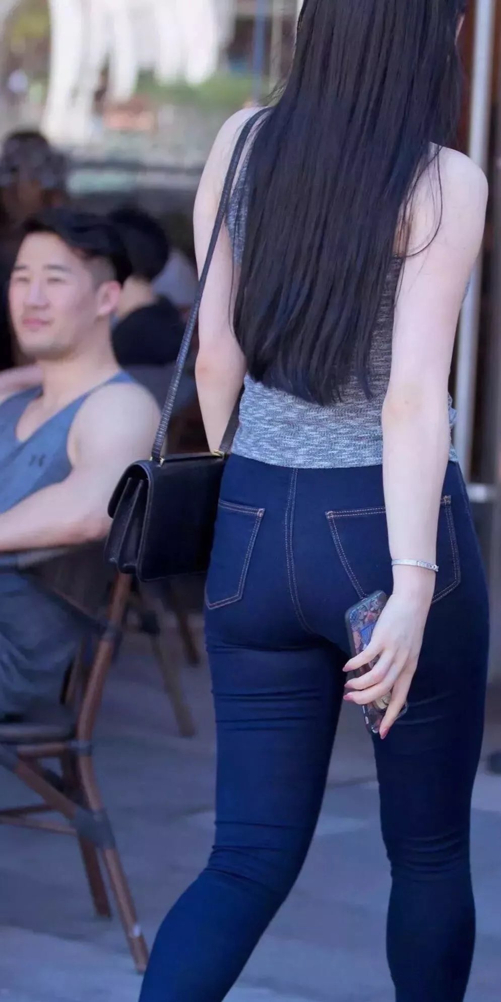 服了这3个姐姐!这么紧的牛仔裤也硬塞进去,却收到不一般的效果