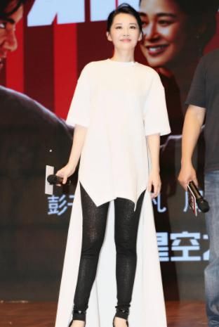 许晴身穿短裤，大长腿实在是太迷人了，网友:完全不像50岁的人