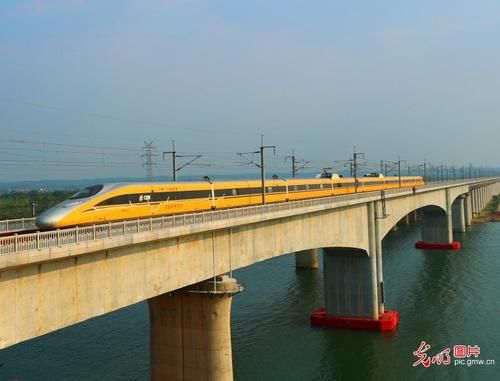  高铁■昌赣高铁进行时速380公里试跑运行