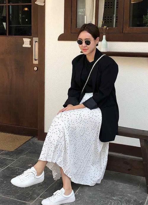  【女生】聪明的女生，早就开始用这几款外套配裙子了