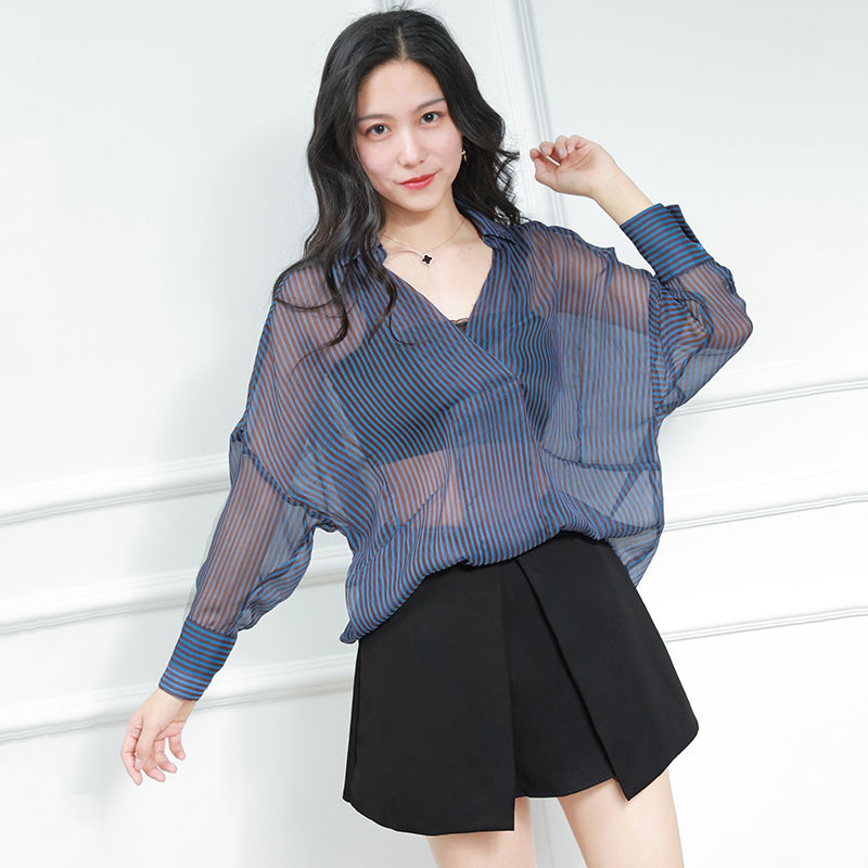 嫂子也太敢穿了,立秋后还穿这“透视装”,惹得邻居争相效仿