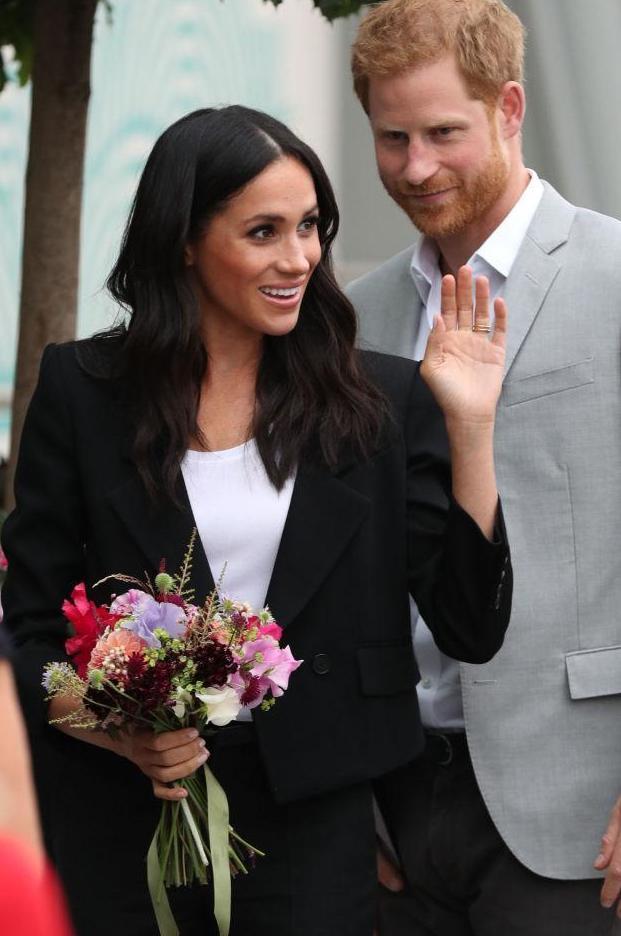 看惯了凯特的名媛风, 再看新鲜的梅根穿搭, 真是时髦的皇室代表