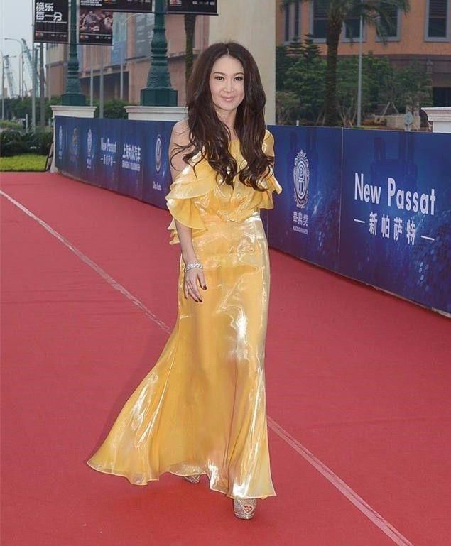 温碧霞几十年来穿漏肩装，披肩长发!网友:我眼睛都看累了!