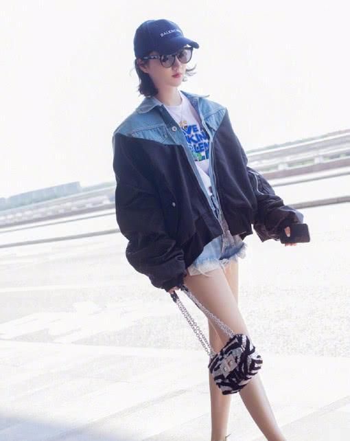 景甜为了秀腿也是拼了!直接把裤子剪成了“毛球”，不会扎人?