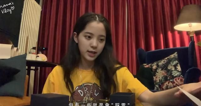  粉丝@欧阳娜娜“新首饰”开箱，讲出真实价格后，粉丝直接懵了！