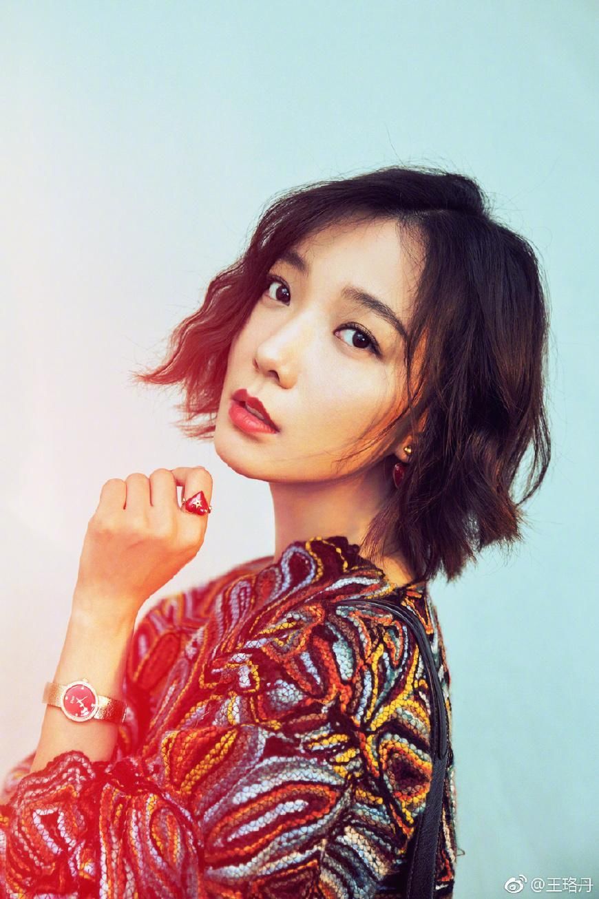 34岁王珞丹只是烫了个发型，一下子就回归颜值巅峰，说整容了都信