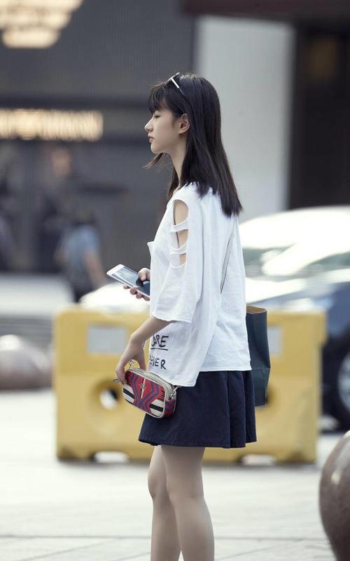 成熟优雅的打底裤小姐姐秀出靓丽好身段，增添别致女人韵味！