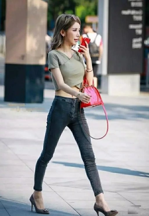 时尚小姐姐紧身牛仔裤搭配露脐小短袖 ，曼妙的好身材很吸睛