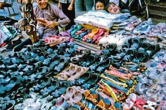 老照片：1969年的越南，芹苴市马路市场上的各种路边摊