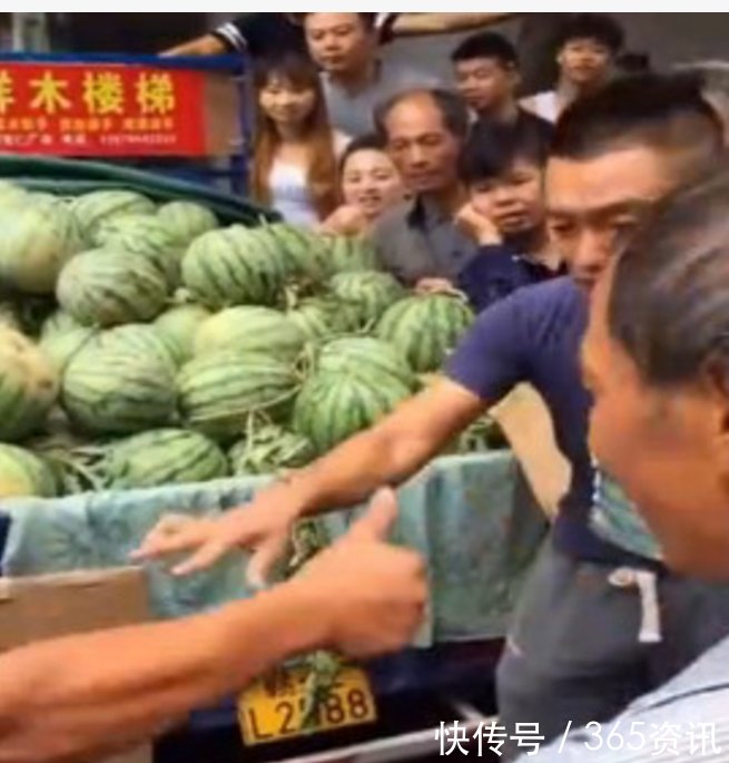  【划拳】男子西瓜卖不掉，突发奇想用出这招，一车西瓜瞬间被抢
