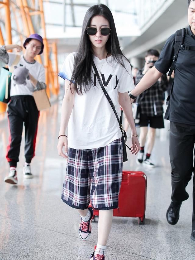 张碧晨的大裤衩，撞上王丽坤的半裙，同是格纹差别可真大!