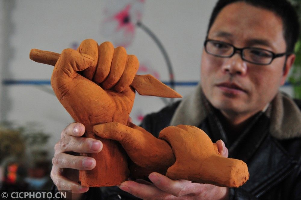  防控@江苏睢宁：小学教师制作泥塑助力疫情防控