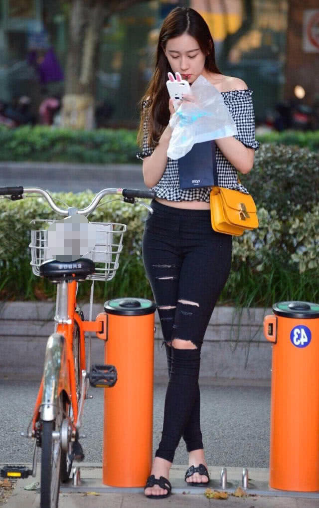 气质小姐姐爱穿紧身裤,光滑紧致的腿部线条看上去更加迷人了