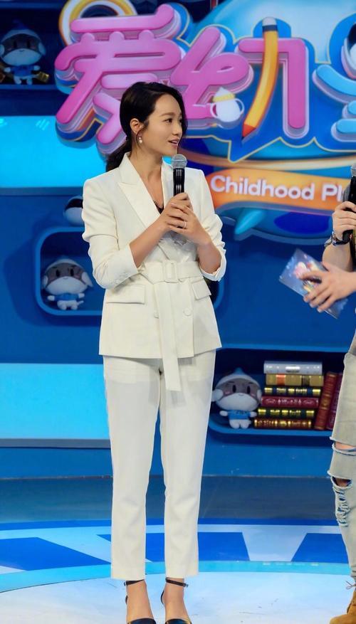 朱丹新节目白色套装优雅干练，网友视线却紧盯胸口：黑色蕾丝