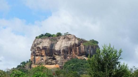 世界第八大奇迹之一：坐落在一块200米巨石上，千年后才现世！