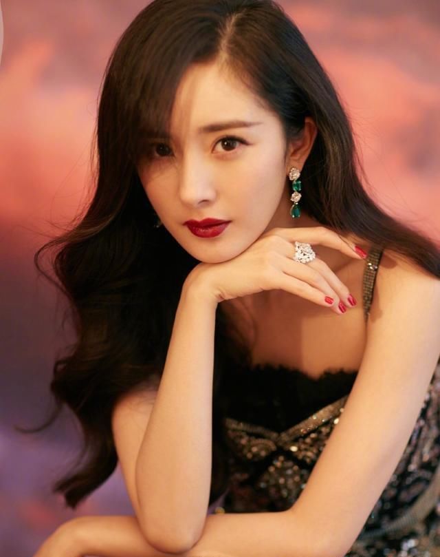 杨幂真厉害，一袭长裙抢回“腰精”称号，优雅惊艳！