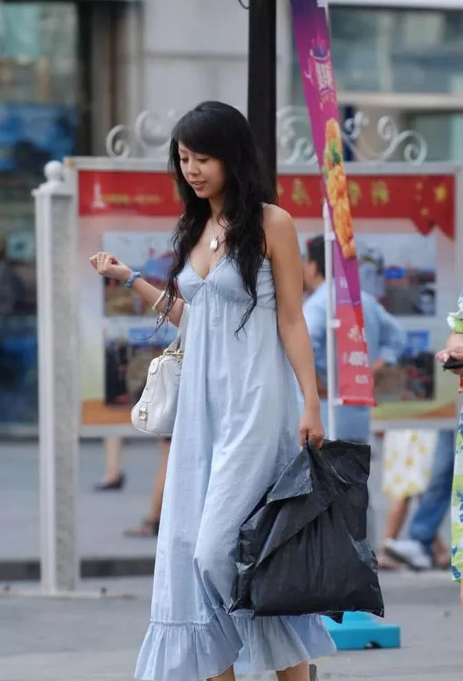 样貌出众的小姐姐，深V连衣裙下秀完美事业线