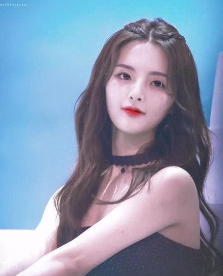 迪丽热巴穿裙子，杨超越穿裙子，网友：谁是真仙女一目了然！