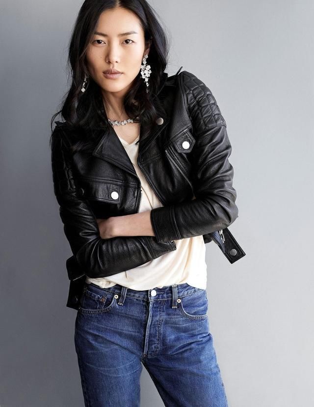 只穿了白色蕾丝内衣的她，不仅不俗还性感得很优雅!